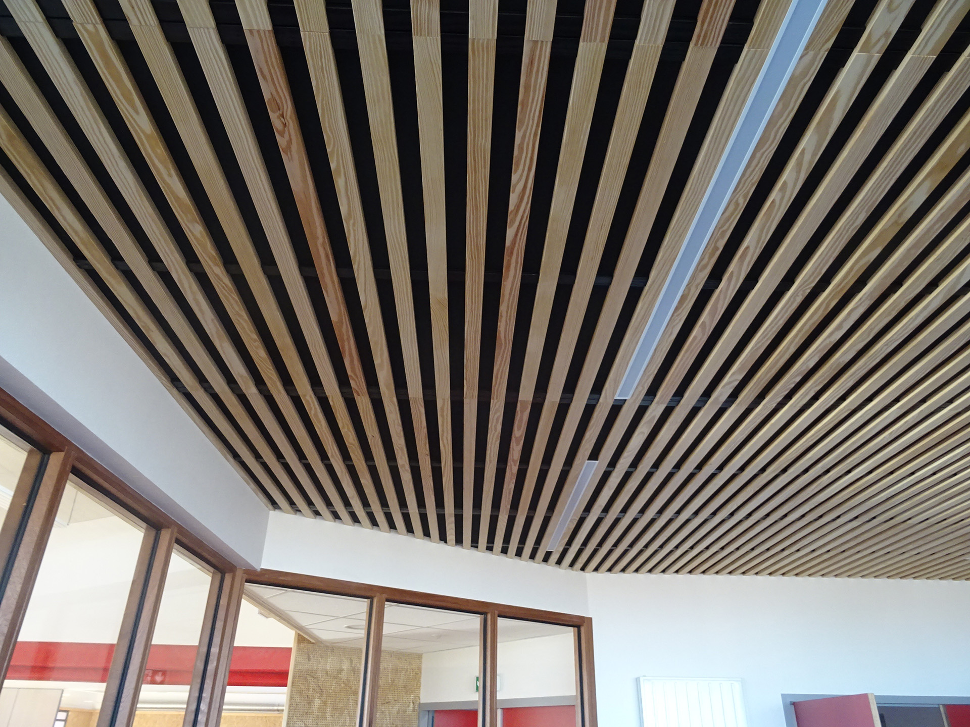 Plafond bois de la salle multifonctions à Liré